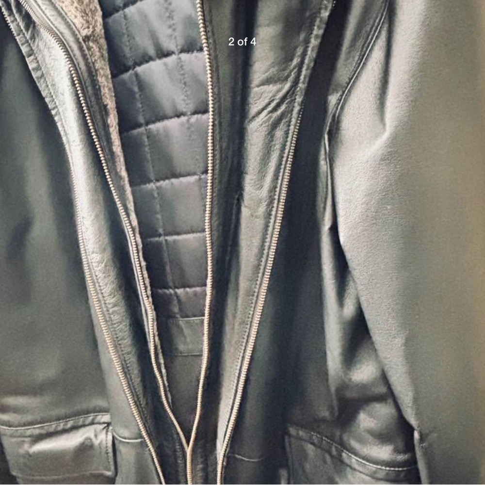 Danier Black Leather Mens size Medium
Jacket with Gray Fur Collar